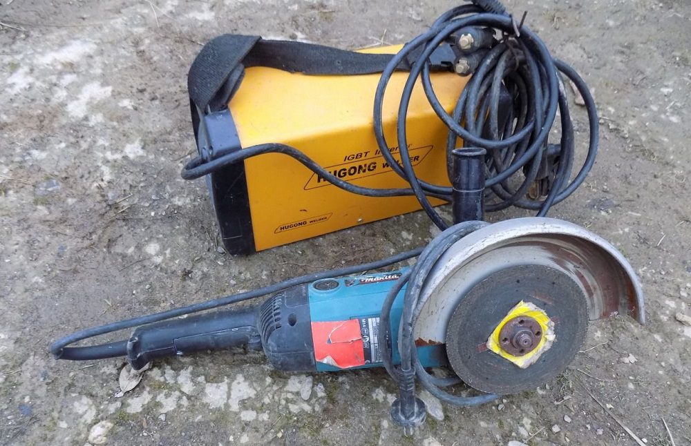 Сварочный аппарат и болгарка для изготовления коптильни с гидрозатвором Сварочный аппарат и болгарка