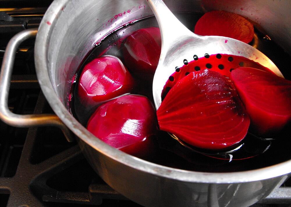 Варка свеклы Свекла в кастрюле с водой