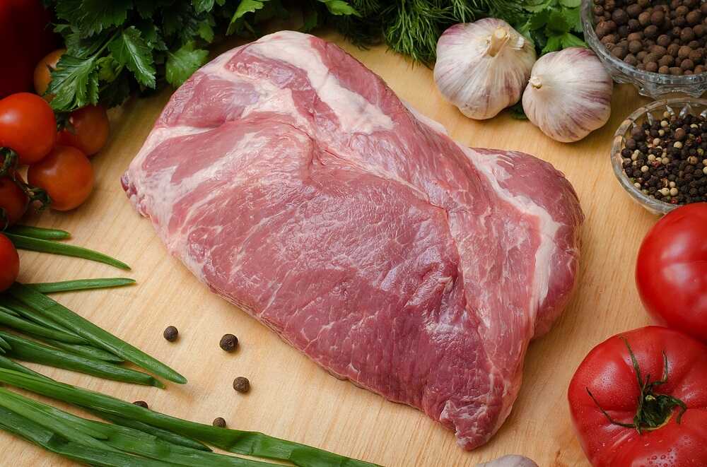 Свежая свиная шея для вяления Свежий кусок свиной шеи