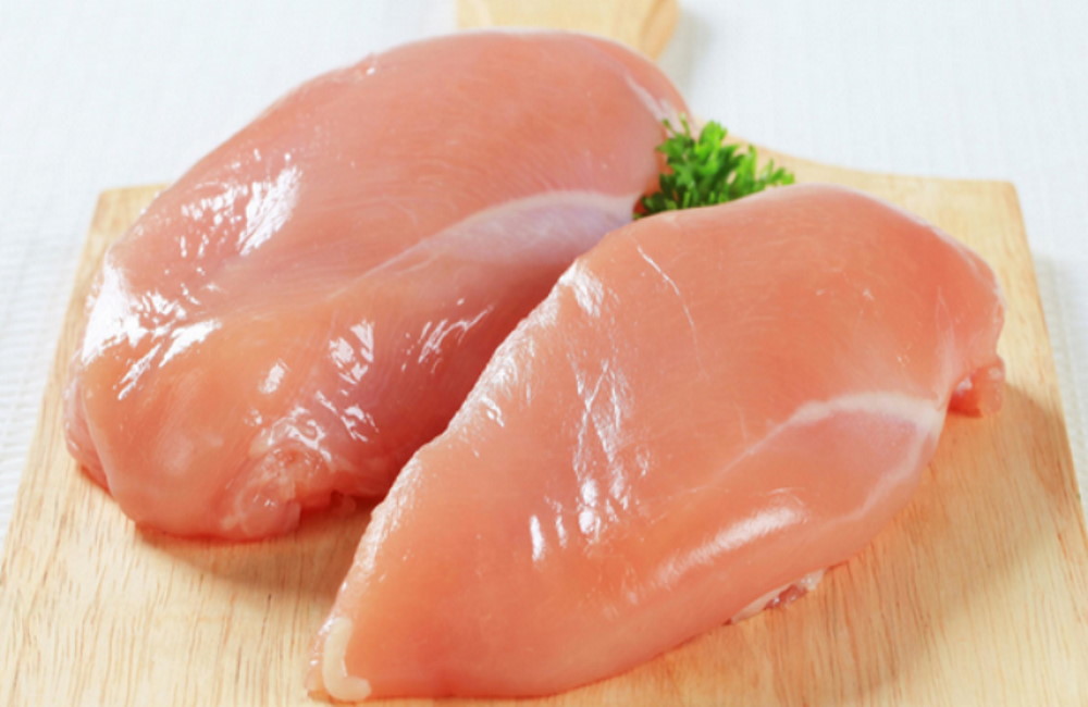 Свежее куриное филе на деревянной доске свежее куриное филе