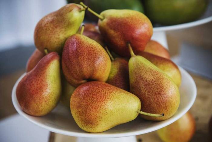 Выбор правильных груш для сушки Свежие груши на тарелке
