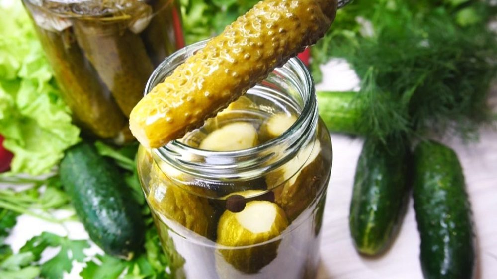 Свежие и солёные огурцы для салата «Фермерский» Свежие и солёные огурцы