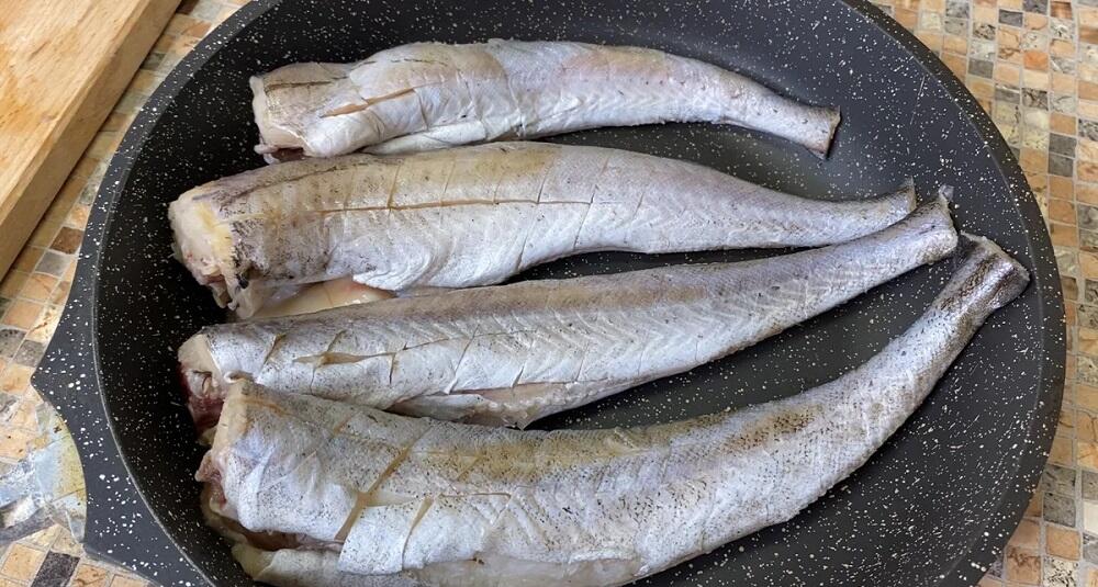 Рыба минтай для сушки Свежий минтай на тарелке