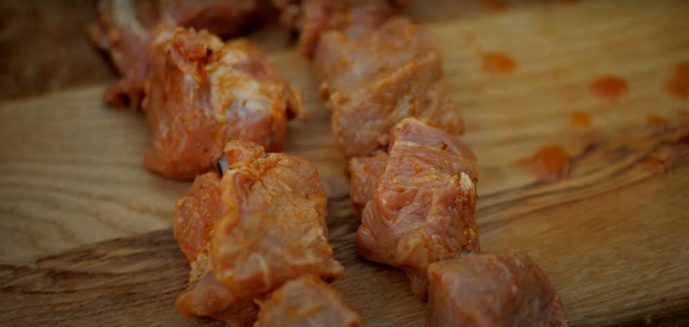 Маринованные куски мяса на шампуре Замаринованные куски мяса нанизаны на шампур