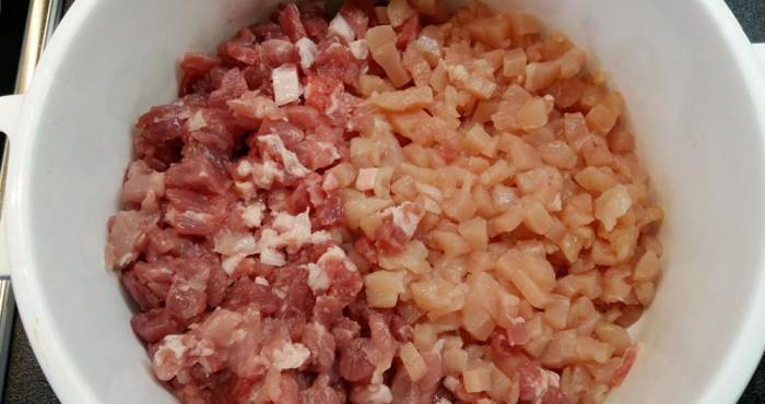 Нарезание свиного и куриного мяса кубиками Свинина и курица