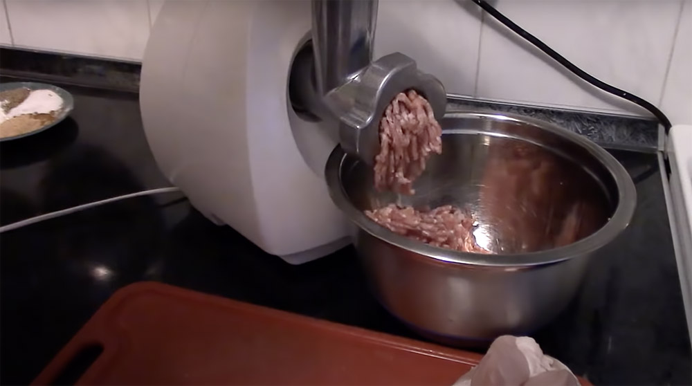 Измельчение свинины с помощью мясорубки Свинина и мясорубка