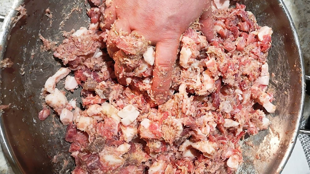 Приготовление начинки для сальчичона Свинина и сало