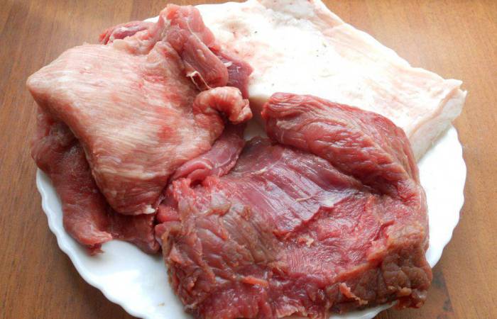 Ингредиенты для приготовления любительской колбасы в ветчиннице Свинина, говядина, шпик