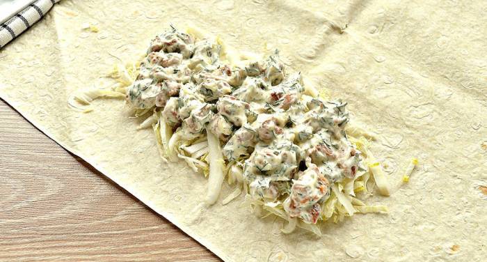 Выкладывание салата и свинины на лаваш Свинина на капусту