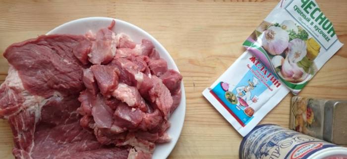 Нарезание мяса на небольшие куски Свинина на куски