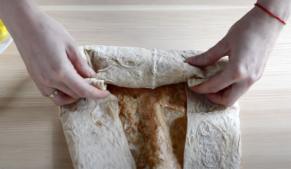 Заворачивание шаурмы со свининой с корейской морковью Свинина с корейской морковью в лаваше