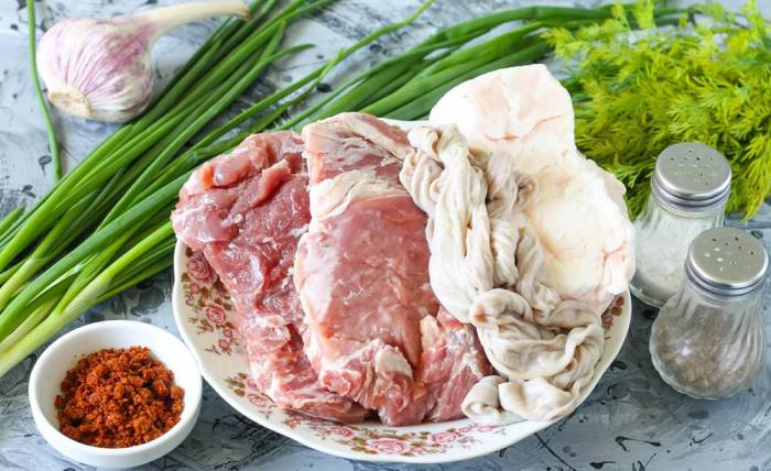 Ингредиенты для приготовления жареной украинской колбасы Свинина, сало, черева, чеснок