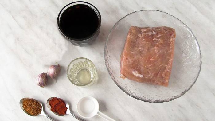 Ингредиенты для приготовления домашнего сальчичона с вином Свинина, вино, специи