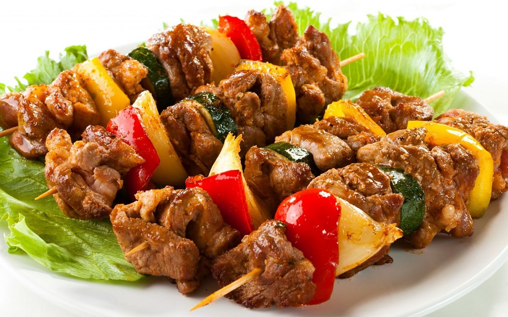 Готовый свиной шашлык из духовки Свиной шашлык на шпажках из духовки