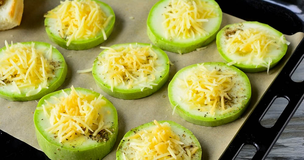Посыпание кабачков сыром Сыр на кабачки