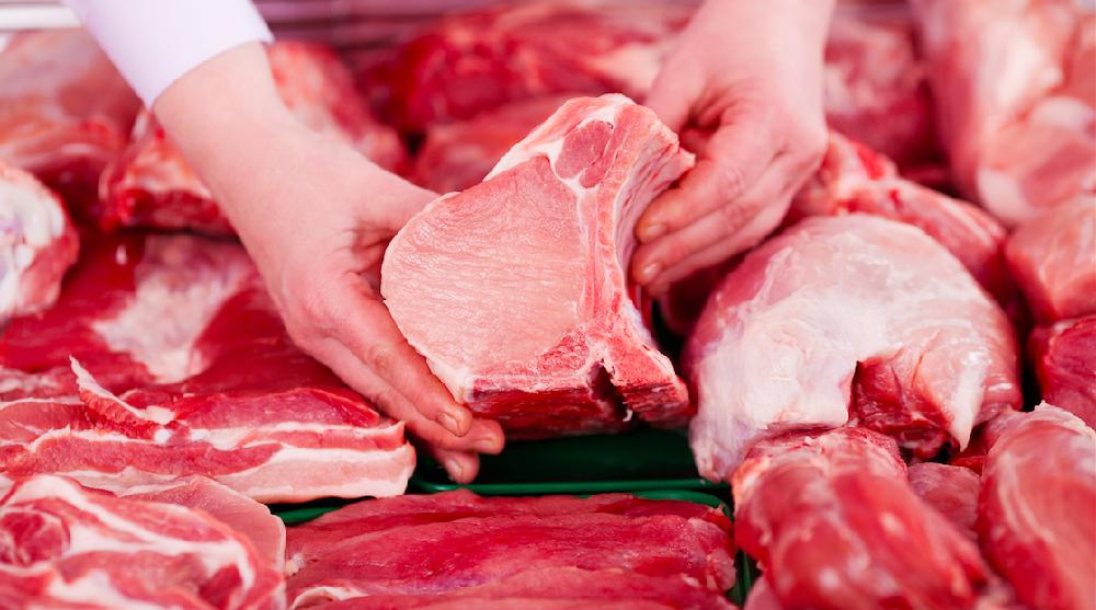 Выбор телятины в магазине Телятина в магазине