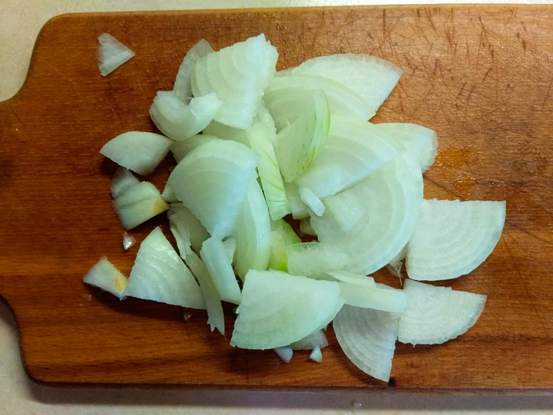 Лук толстыми нарезанный ломтиками Лук толстыми ломтиками