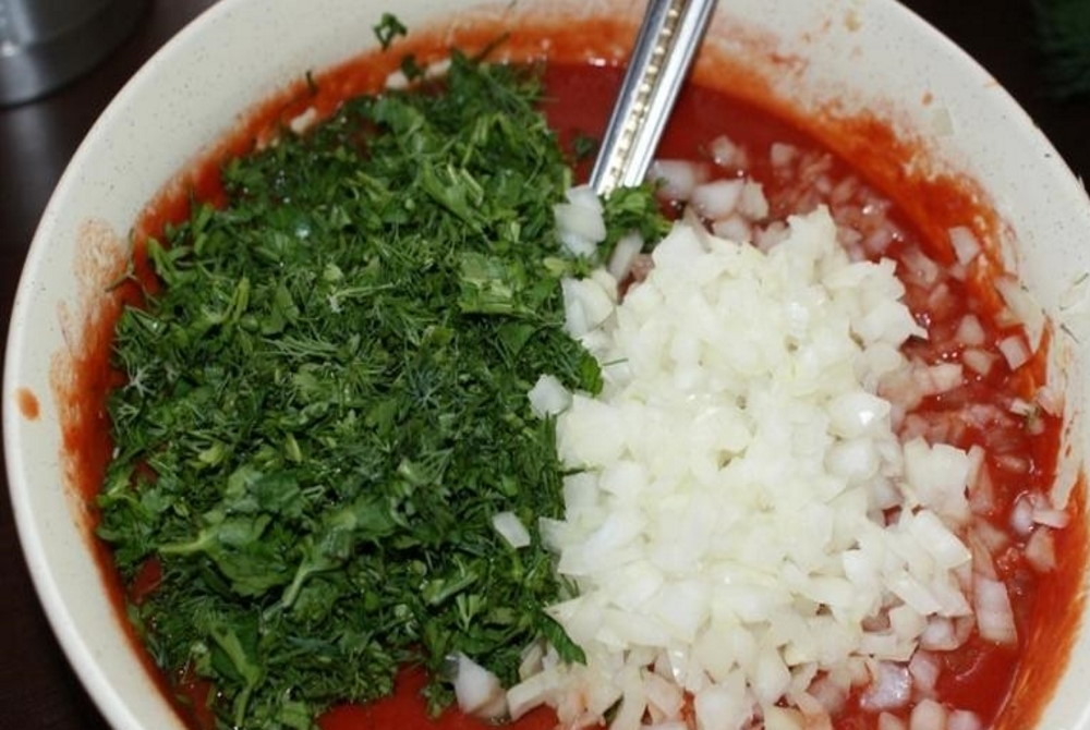 К томатной пасте добавили зелень, лук и чеснок К томатам добавили нарезанную зелень и лук