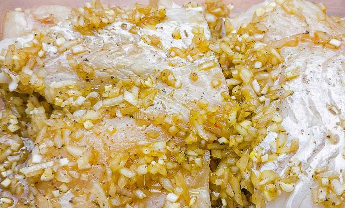 Треска в соевом маринаде с луком Треска и лук