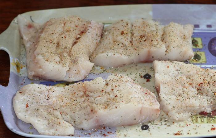 Натирание стейков из трески специями Треска и специи