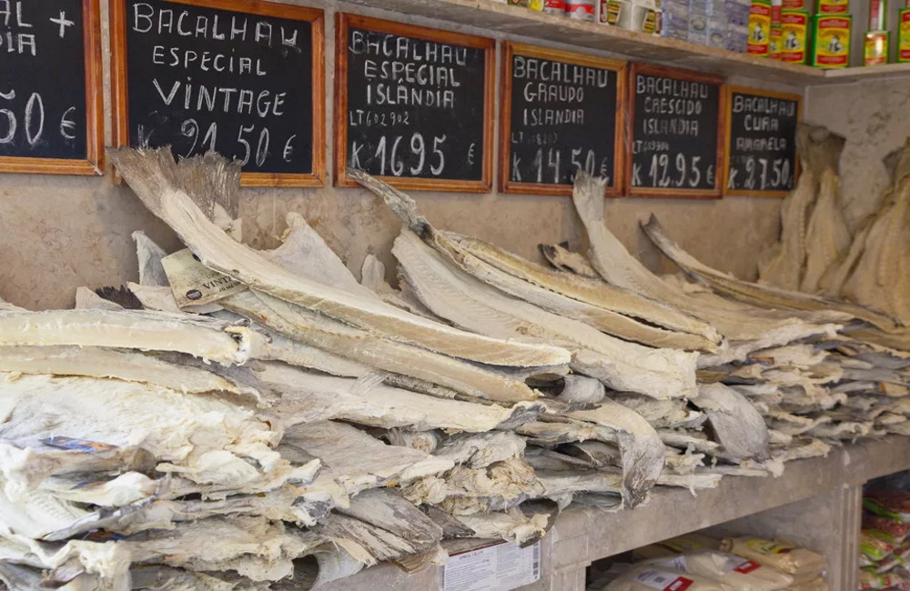 Вяленая треска на прилавках в Португалии Сушеная треска на прилавках