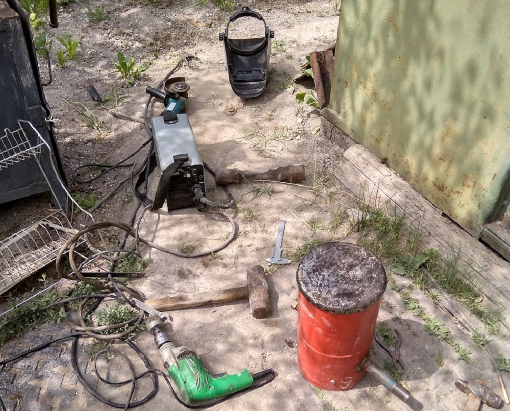 Приваривание трубы к корпусу дымогенератора Труба для дымогенератора