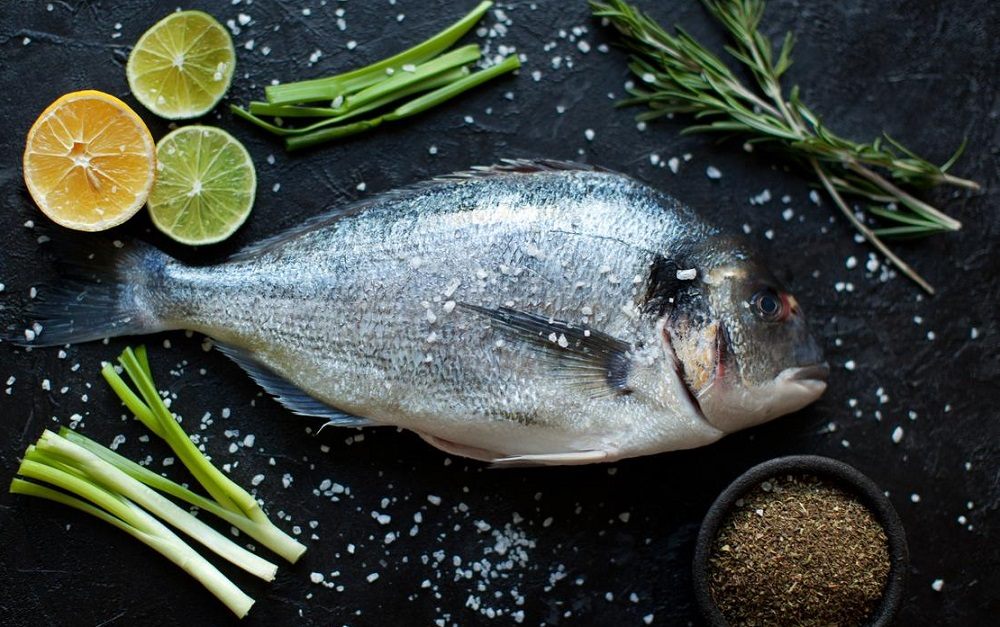 Как выглядит дорадо Тушка дорадо на столе