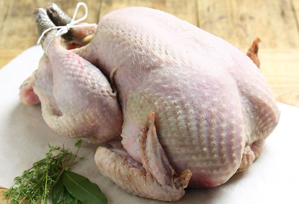 Свежая тушка индейки Тушка индейки на столе