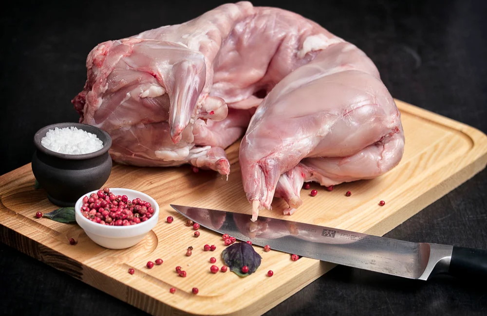 Свежий кролик со специями Тушка свежего кролика