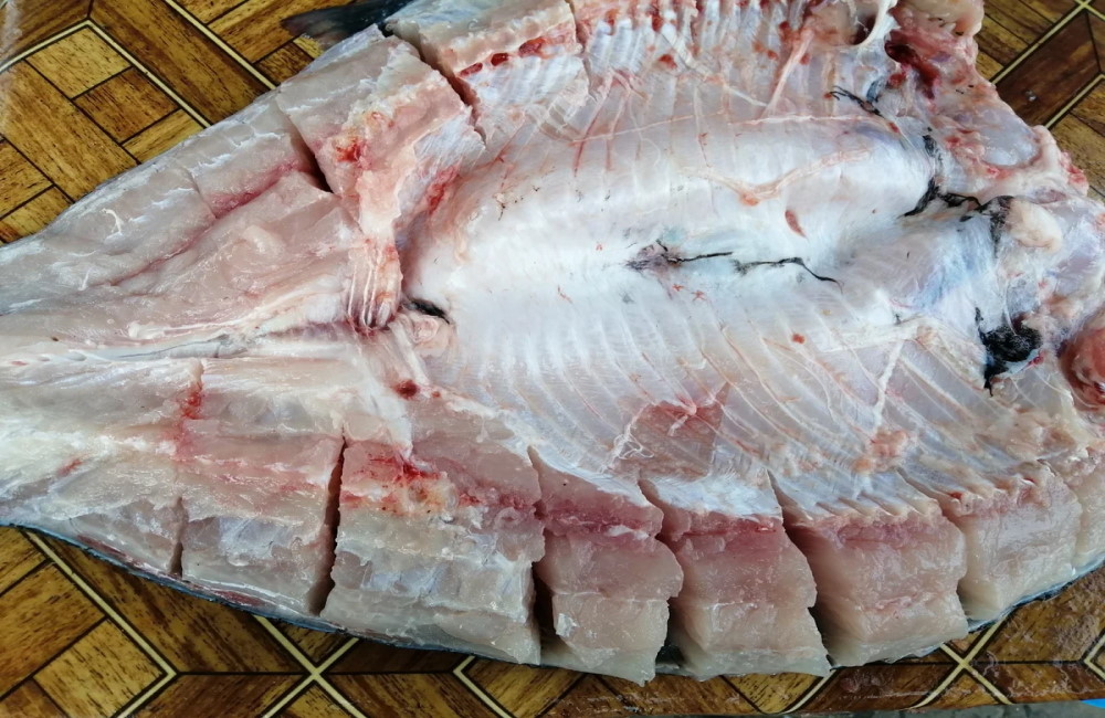 Толстолобик разделан "книжкой" разделанная тушка толстолобика книжкой