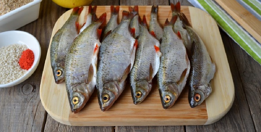 Очищенные тушки плотвы Тушки плотвы на доске