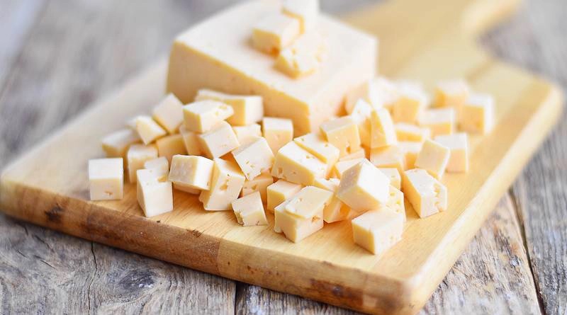Нарезание сыра кубиками для салата с курицей и яйцом Твёрдый сыр кубиками