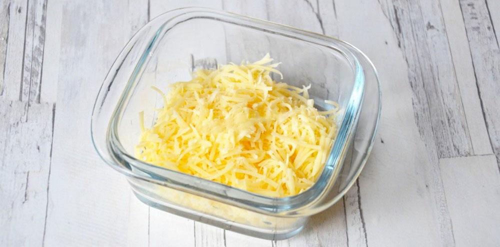 Натёртый на крупной тёрке твёрдый сыр Твёрдый сыр для салата с ананасами