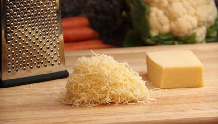 Измельчение твёрдого сыра на самой маленькой тёрке Твёрдый сыр и тёрка