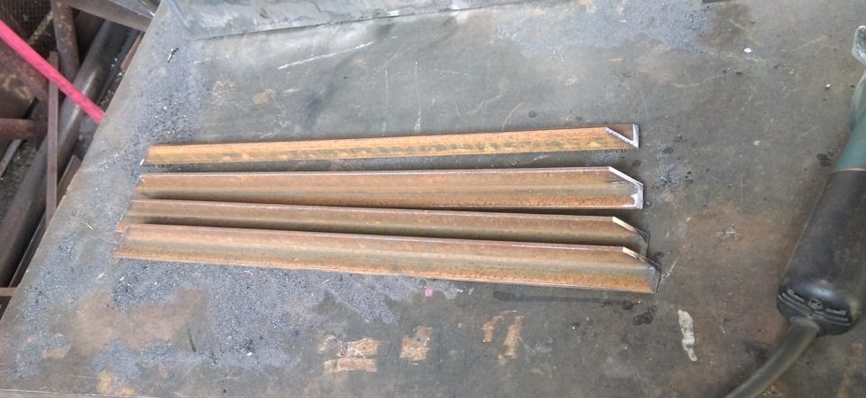 Стальные уголки для изготовления гидрозатвора Уголки для гидрозатвора