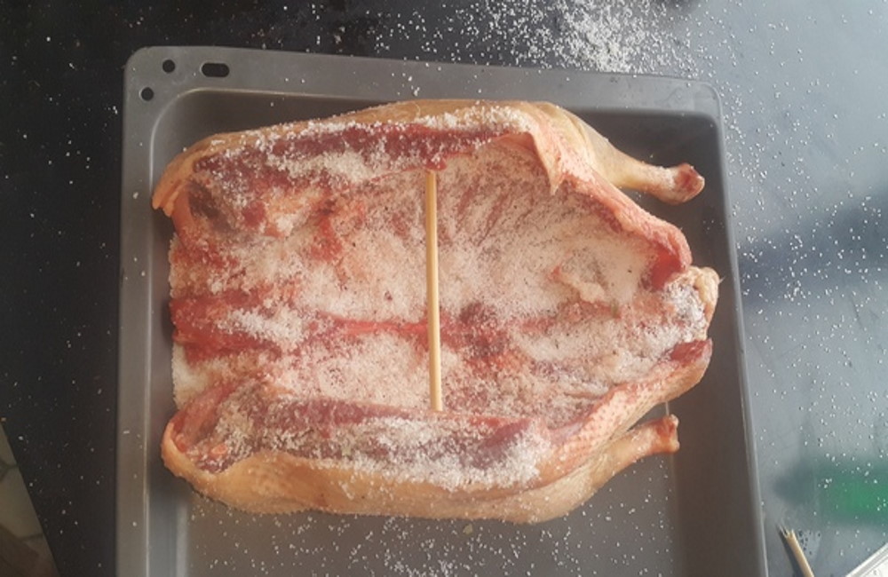 Утка разделана "книжкой" и натёрта солью Утка в соли