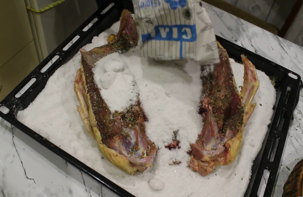 Засолка утки Утку засыпают солью