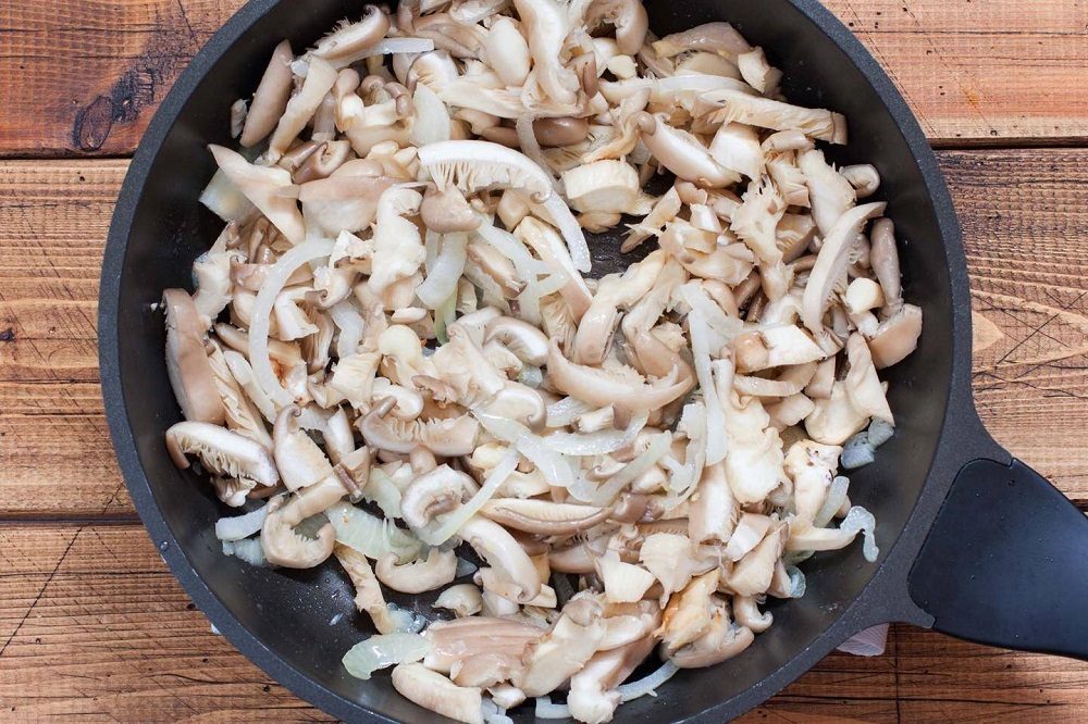 Обжаривание грибов с луком Вешенки с луком