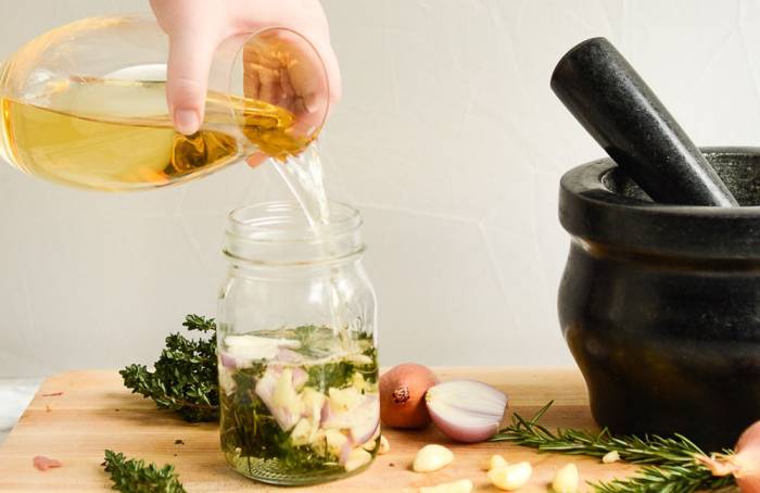 Добавление вина к лимонному соку, луку и травам Вино к луку и зелени