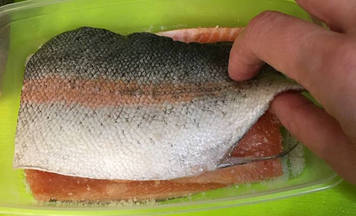 Укладывание второго куска форели Второй кусок форели