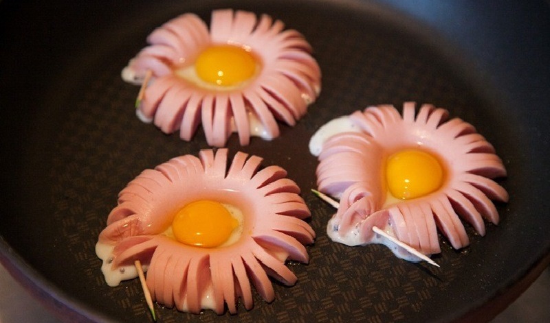 Приготовление оригинальной яичницы в сосиске Яичница в сосиске