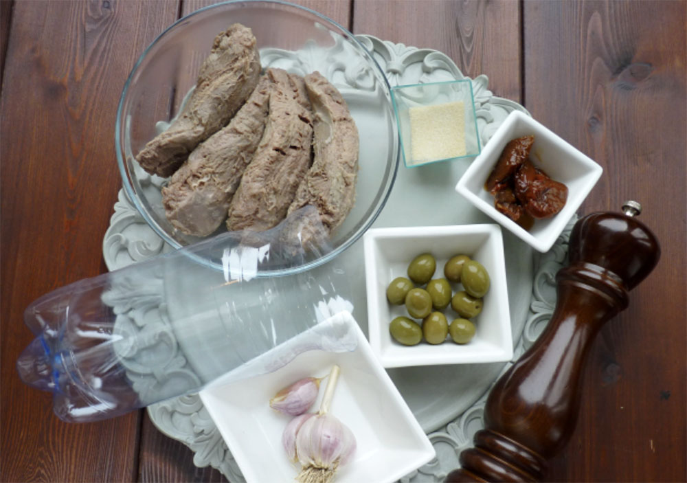 Ингредиенты для приготовления языковой колбасы с желатином и вялеными томатами Языки, вяленые томаты, чеснок, оливки, специи