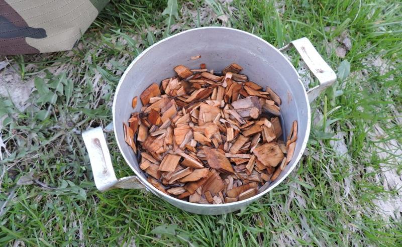 Как замачивать щепу для коптильни горячего копчения Замачивание щепы для коптильни