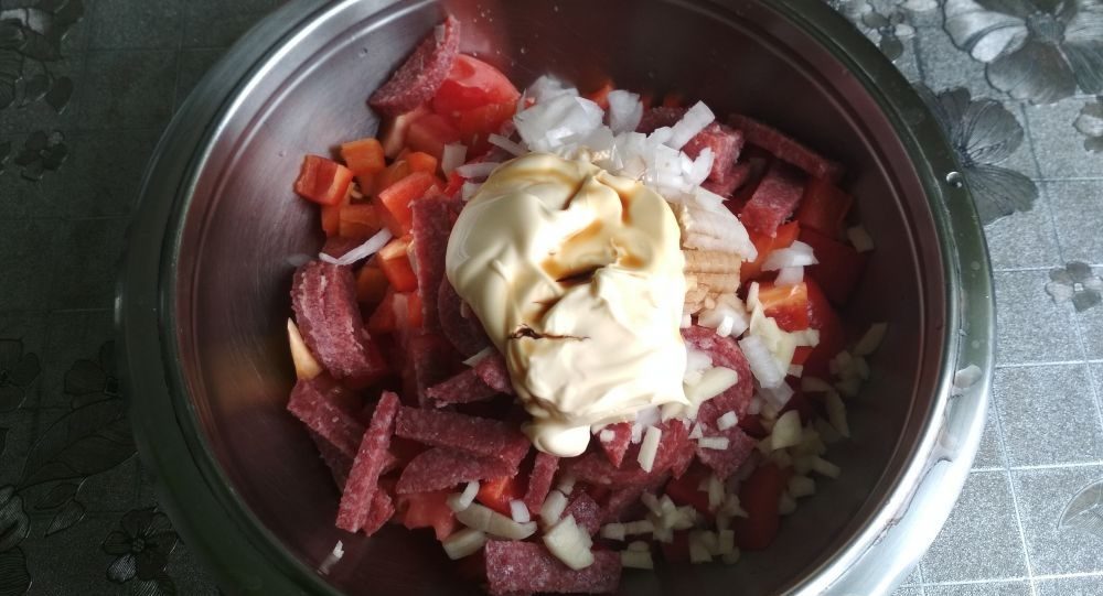 Заправка мексиканского салата с копчёной колбасой Заправка мексиканского салата