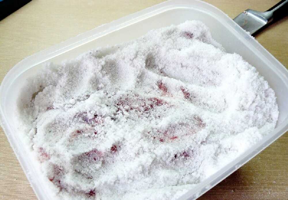 Мясо, засоленное сухим способом Засоленное мясо в пластиковом контейнере