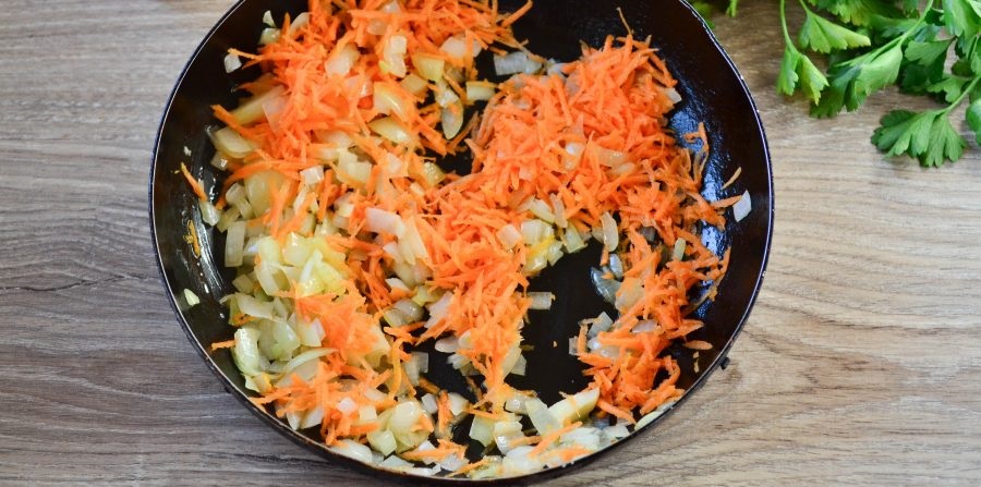 Обжаривание моркови и лука на сковороде Зажарка для сырного супа с окорочком