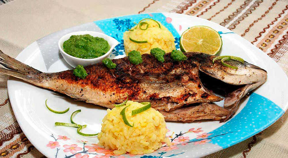 Готовая жаренная дорадо с лаймом с рисом Жаренная дорадо с лаймом