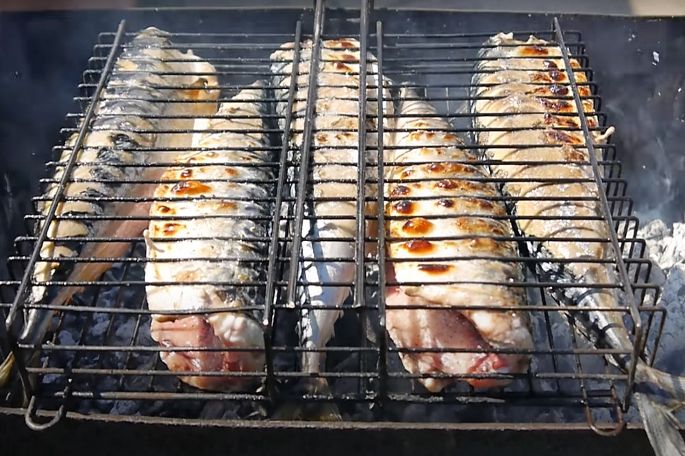 Скумбрия жаренная на решетке Жаренная скумбрия в майонезе на решетке