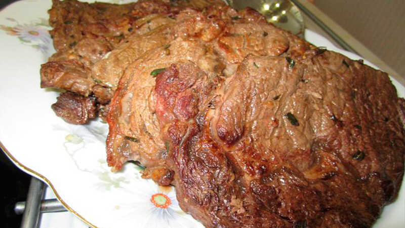 Готовый жаренный антрекот Жаренный антрекот на гриле