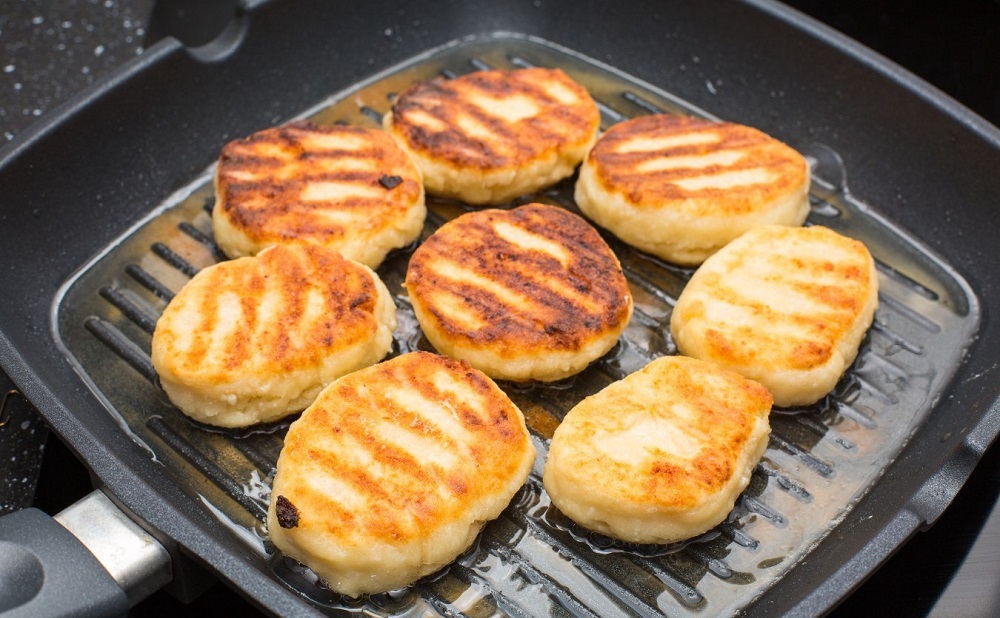 Приготовление сырников на сковороде-гриль Жарка сырников на сковороде